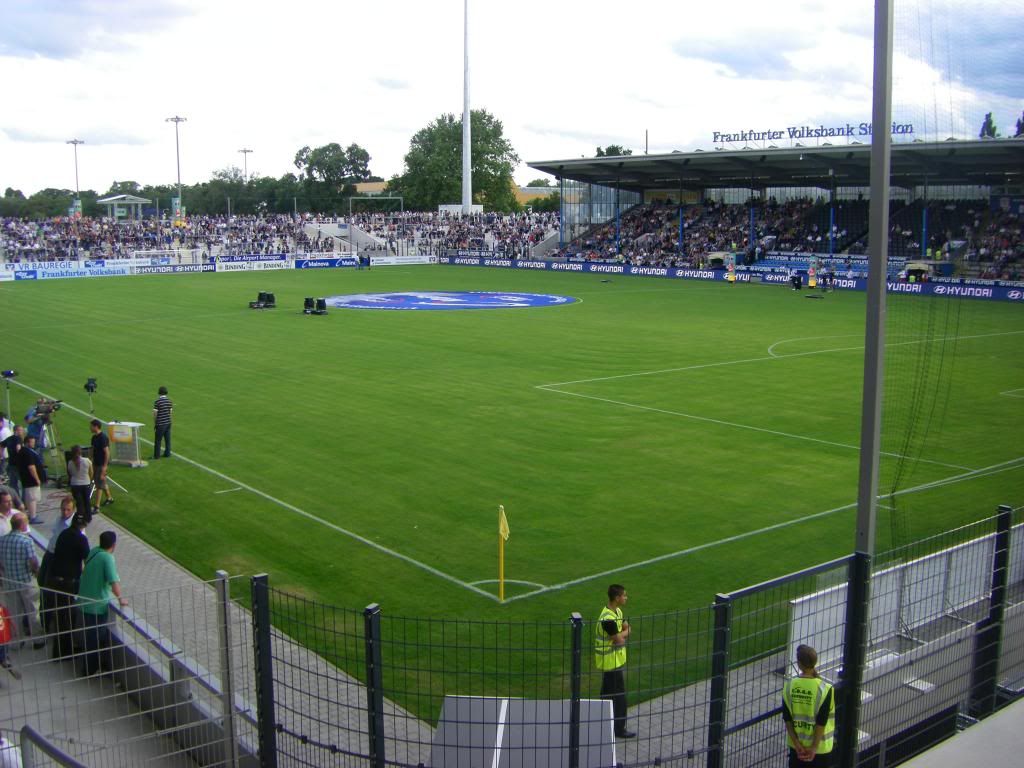 Frankfurter_Volksbank_Stadion_Innenraum_